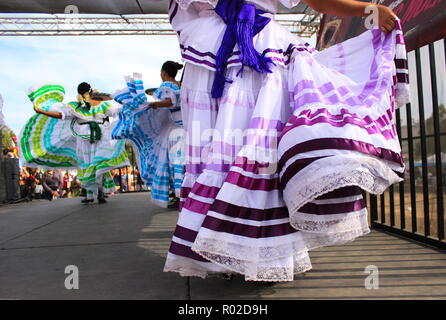 Gonne colorate volare durante la tradizionale danza messicana Foto Stock