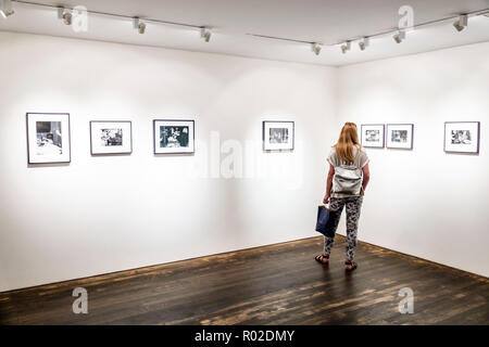 Londra Inghilterra,Regno Unito Gran Bretagna,Soho,la Galleria dei fotografi,Last Hurrah di Dafydd Jones,mostra,fotografie incorniciate,adu per adulti Foto Stock