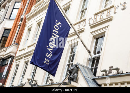 London England,UK,Mayfair,New Bond Street,Sotheby's fine art auction house,gallery,exhibition,building,exterior,banner,exterior,UK GB English Europe,U. Foto Stock