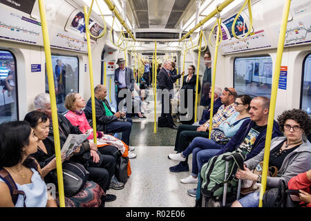 Londra Inghilterra,UK,Lambeth South Bank,Waterloo Stazione Metropolitana treno Metropolitana, metropolitana, treno, interno, cabina carrozza, sedili, seduta, uomo ma Foto Stock