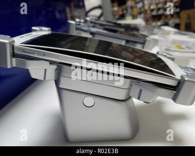 Samsung S6 buldging schermo a Walmart in NC. Foto Stock