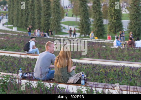 Krasnodar. Park Galitsky. La Russia. 8 OTT 2017: Coppia giovane sulla apertura di un moderno parco nella città di Krasnodar. Foto Stock