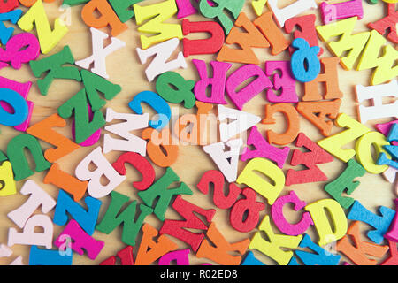 In legno di colore lettere dell'alfabeto inglese Foto Stock