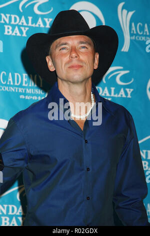 Kenny Chesney al quarantesimo Accademia annuale dei premi di musica country (ACM) tenutosi a Mandalay Bay Resort & Casino di Las Vegas. 17 maggio 2005ChesneyKenny20 Red Carpet Event, verticale, STATI UNITI D'AMERICA, industria cinematografica, celebrità, fotografia, Bestof, arte cultura e intrattenimento, Topix celebrità moda / Verticale, meglio di, evento nella vita di Hollywood - California, moquette rossa e dietro le quinte, USA, industria cinematografica, celebrità, movie celebrità, personaggi televisivi, musica celebrità, fotografia, Bestof, arte cultura e intrattenimento, Topix, headshot, verticale, una persona, dall'anno , 2005, inchiesta tsuni@Gamma Foto Stock