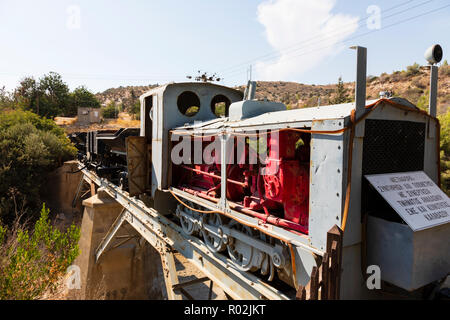 Restaurato treno diesel da Kalavasos miniere di rame su un ponte a Kalavasos Village, vicino a Larnaca, Cipro Ottobre 2018 Foto Stock