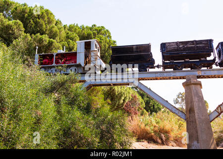 Restaurato treno diesel da Kalavasos miniere di rame su un ponte a Kalavasos Village, vicino a Larnaca, Cipro Ottobre 2018 Foto Stock