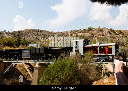 Restaurato treno diesel da Kalavasos miniere di rame su un ponte a Kalavasos Village, vicino a Larnaca, Cipro Ottobre 2018 Foto Stock