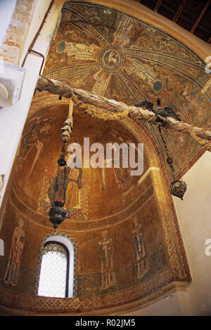 Cattedrale di Santa Maria Assunta, Torcello: l' ammenda mosaico bizantino del Cristo in maestà tra due arcangeli nella mezza cupola dell'abside sinistra Foto Stock