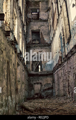 Città fantasma con case abbandonate. all'interno di a lungo abbandonato casa persa in zona di montagna Foto Stock