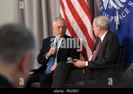 Stati Uniti Il Segretario della Difesa James N. Mattis parla agli Stati Uniti Istituto di pace, in un dibattito moderato da sedia dell'Istituto il consiglio di amministrazione, Stephen J. Hadley, Washington D.C., ottobre 30, 2018. (DOD foto di Lisa Ferdinando) Foto Stock