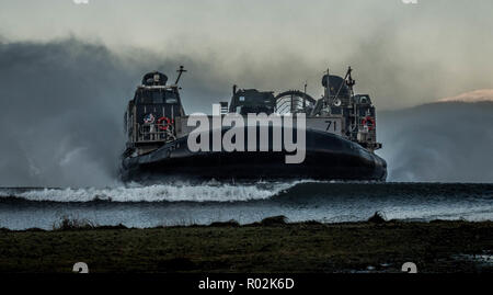 Un US Navy Landing Craft Air Cushion (LCAC) colpisce la spiaggia in Ålvund, Norvegia durante l'esercizio Trident frangente 2018. Trident frangente 2018 raccolte 50.000 personale da 31 gli alleati della NATO e i paesi partner nella Norvegia centrale. Foto di LA NATO Foto Stock