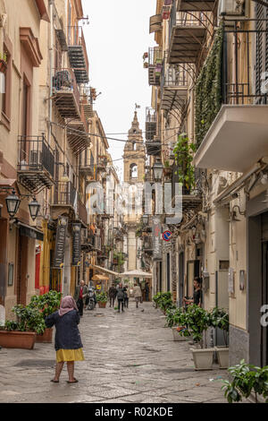 Scena di strada di finestre e balconi, Palermo, Sicilia Foto Stock