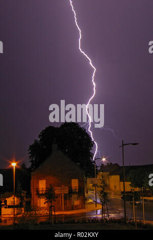 Il fulmine lampeggia sul villaggio francese di notte, Borgogna, Francia Foto Stock