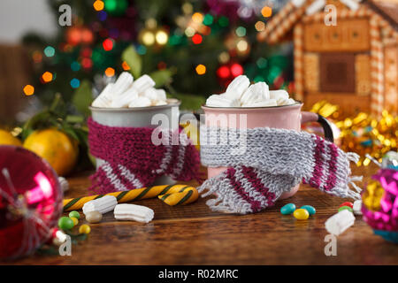 L'atmosfera del nuovo anno le vacanze. Le tazze con bevanda calda e marshmallows. Festive ancora in vita. Foto Stock