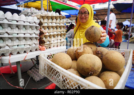 Kota Kinabalu, Sabah Malaysia - Agosto 5, 2018 : persone native di Sabah Borneo malese per la vendita del prodotto di agricoltura. Foto Stock