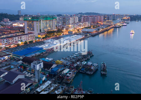 Kota Kinabalu, Sabah Malaysia - Ott 7, 2018 : vista parziale della città di Kota Kinabalu durante l ora di blu. Foto Stock