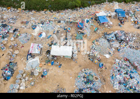 Kota Kinabalu, Sabah Malaysia - Lug 3, 2018:vari tipo di recylable bottiglia di plastica raccolte da scavenger a Kayu Madang discarica discarica in Kot Foto Stock