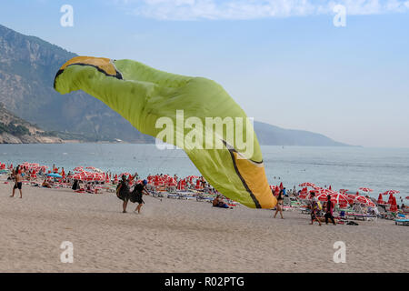 Fethiye, Mugla/Turchia - 19 agosto 2018: parapendio in tandem sono sbarco sulla spiaggia di Belcekiz in Oludeniz. Foto Stock