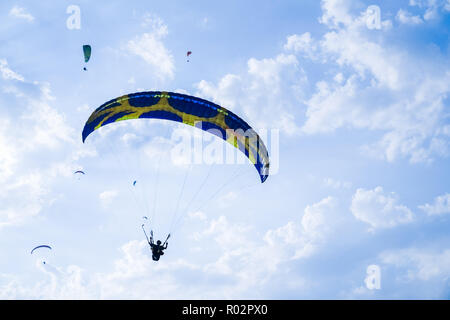 Fethiye, Mugla/Turchia- 19 Agosto 2018: bottom up vista del parapendio in tandem su sky. Foto Stock