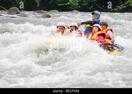 Kiulu Sabah Malaysia - Feb 25, 2018 : Gruppo di avventuriero facendo rafting delle acque bianche attività al Fiume Kiulu Sabah Borneo Malese il 7 giugno 2015. Foto Stock