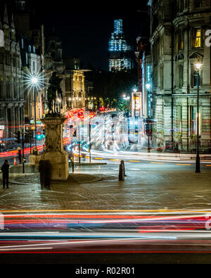 Sentieri di luce guardando giù Whitehall verso Piazza del Parlamento Foto Stock