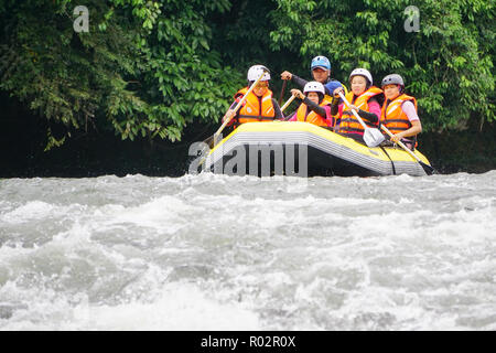 Kiulu Sabah Malaysia - Feb 25, 2018 : Gruppo di avventuriero facendo rafting delle acque bianche attività al Fiume Kiulu Sabah Borneo Malese il 7 giugno 2015. Foto Stock