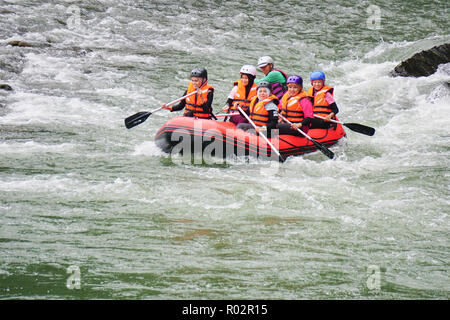 Kiulu Sabah Malaysia - Feb 25, 2018 : Gruppo di avventuriero facendo rafting delle acque bianche attività al Fiume Kiulu Sabah Borneo Malese il 7 giugno 2015. Foto Stock