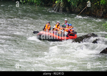 Kiulu Sabah Malaysia - Feb 25, 2018 : Gruppo di avventuriero facendo rafting delle acque bianche attività al Fiume Kiulu Sabah Borneo Malese il 7 giugno 2015. Foto Stock