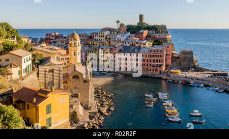 Dettagliata vista aerea del centro storico di Vernazza illuminati dalla luce dorata del tramonto, Cinque Terre Liguria, Italia Foto Stock