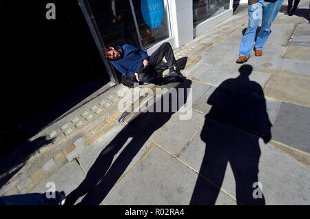 Senzatetto uomo addormentato sul marciapiede in centro a Londra, Inghilterra, Regno Unito. Foto Stock