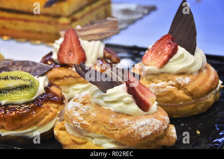 Dolci tradizionali in vendita a Lisbona Foto Stock