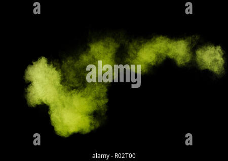 La luce verde di esplosione di polvere su sfondo nero. Polvere colorata cloud. La polvere colorata esplodere. La vernice Holi. Foto Stock