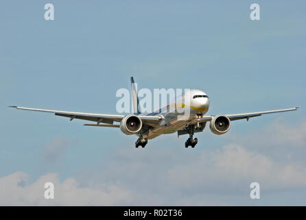 Jet Airways Boeing 777-35RER l'atterraggio all'aeroporto di Londra Heathrow. Foto Stock