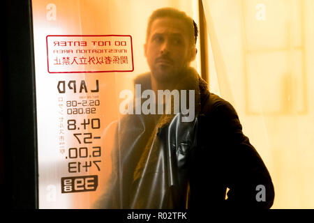 " K " (Ryan Gosling) rivisitazione di una scena del crimine da Blade Runner 2049 (2017) diretto da Denis Villeneuve. Un sequel del 1982 il classico set di trenta anni più tardi dove un nuovo blade runner scopre un segreto. Foto Stock