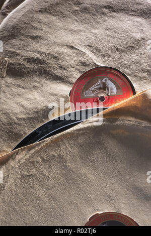 Vecchio retrò 12' grammofono 78 giri record come vinile nero dal materiale fragile gomma lacca fonografo a disco o registra ciò che va in giro arriva intorno Foto Stock
