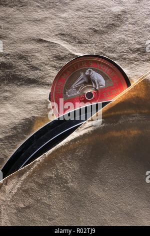 Vecchio retrò 12' grammofono 78 giri record come vinile nero dal materiale fragile gomma lacca fonografo a disco o registra ciò che va in giro arriva intorno Foto Stock
