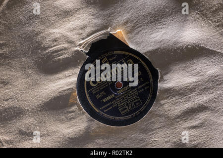 Vecchio retrò 12' grammofono 78 giri record come vinile nero dal materiale fragile gomma lacca fonografo a disco o registra ciò che va in giro arriva intorno Foto Stock