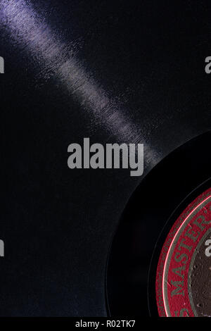 Vecchio retrò 12' grammofono 78 giri record come vinile nero dal materiale fragile gomma lacca fonografo a disco o registra ciò che va in giro arriva intorno Foto Stock
