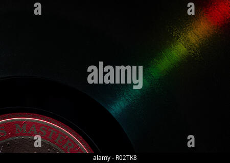 Vecchio retrò 12' grammofono 78 giri record come vinile nero dal materiale fragile gomma lacca fonografo a disco o registra ciò che va in giro arriva intorno Foto Stock