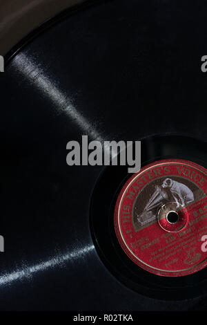 Vecchio retrò 12' grammofono 78 giri record come vinile nero dal materiale fragile gomma lacca fonografo a disco o registra ciò che va in giro arriva intorno Foto Stock