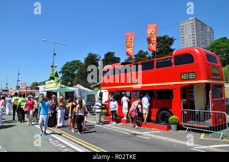 E di ristoro sulla Western Esplanade a Southend on Sea seafront, Essex, Regno Unito durante la città alla airshow. Red London bus bar. Routemaster Foto Stock