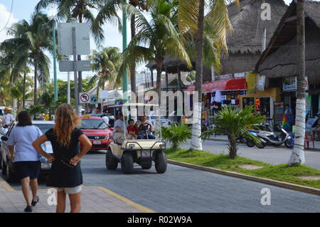 Passeggiata attraverso le strade di Islas Mujeres in un golf cart. Foto Stock