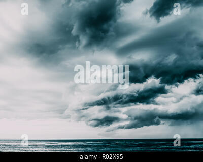 Nuvole temporalesche la raccolta sull'oceano Foto Stock