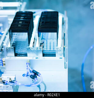 Schermata di robotica la pellicola di protezione o di copertura in vetro nella fabbricazione di fabbrica del telefono Foto Stock