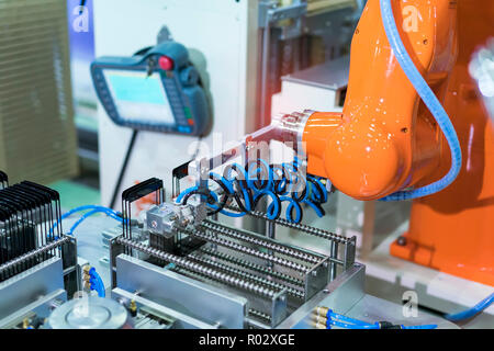 Schermata di robotica la pellicola di protezione o di copertura in vetro nella fabbricazione di fabbrica del telefono Foto Stock