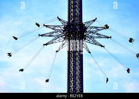 Orlando, Florida. Ottobre 15, 2018 persone godendo di Star Flyer attrazione su nuvoloso lightblue background in International Drive area. Foto Stock