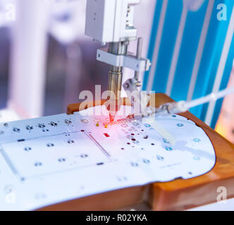 La saldatura punte in ferro del sistema robotizzato per la funzione automatica del punto di saldatura stampati e montaggio del circuito elettrico di bordo ( ) per circuito stampato in fabbrica Foto Stock