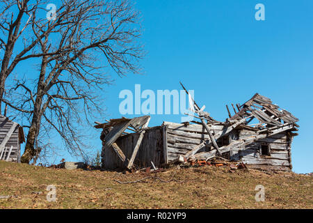 Rovinato sparso sulla zootecnia farmland in primavera precoce dei Carpazi plateau alto. Foto Stock