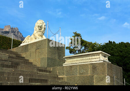 Lion figura fatta ??di marmo bianco su un piedistallo di pietra Foto Stock