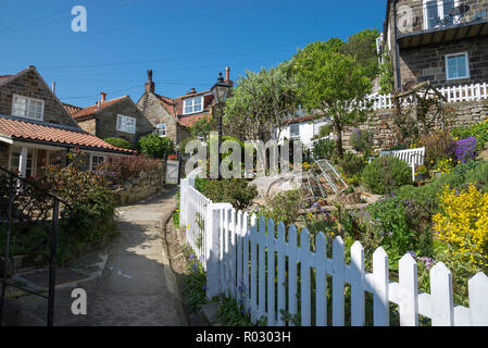 Il grazioso villaggio costiero di Runswick Bay in North Yorkshire, Inghilterra. Foto Stock